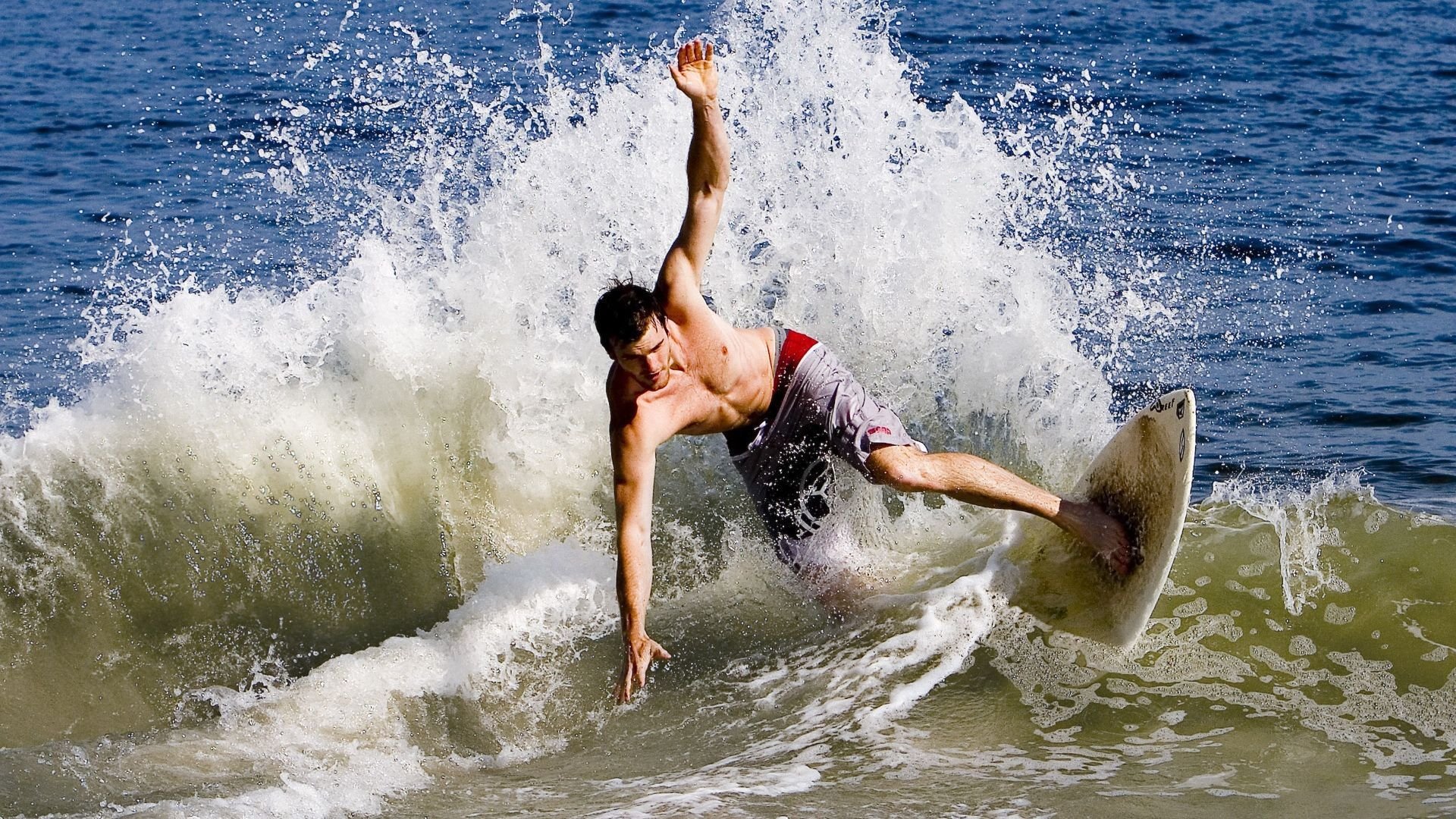 球迷“追星”热情点燃欧洲足球夜空，欧洲球迷疯狂
